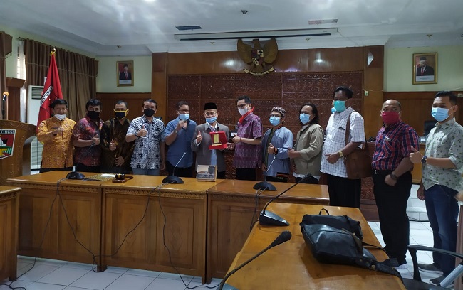 DPRD Kota Bukittinggi dan DPRD Kota Yogyakarta saling berbagi cenderamata.